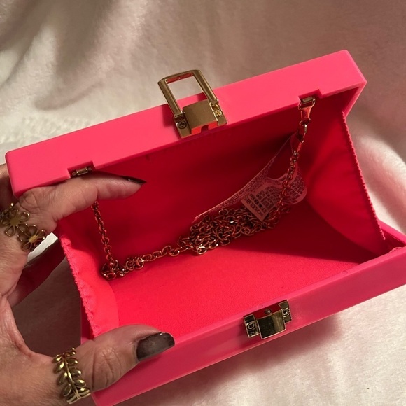 NWOT Vibrant pink hard plastic clutch with chain strap - Picture 3 of 7
